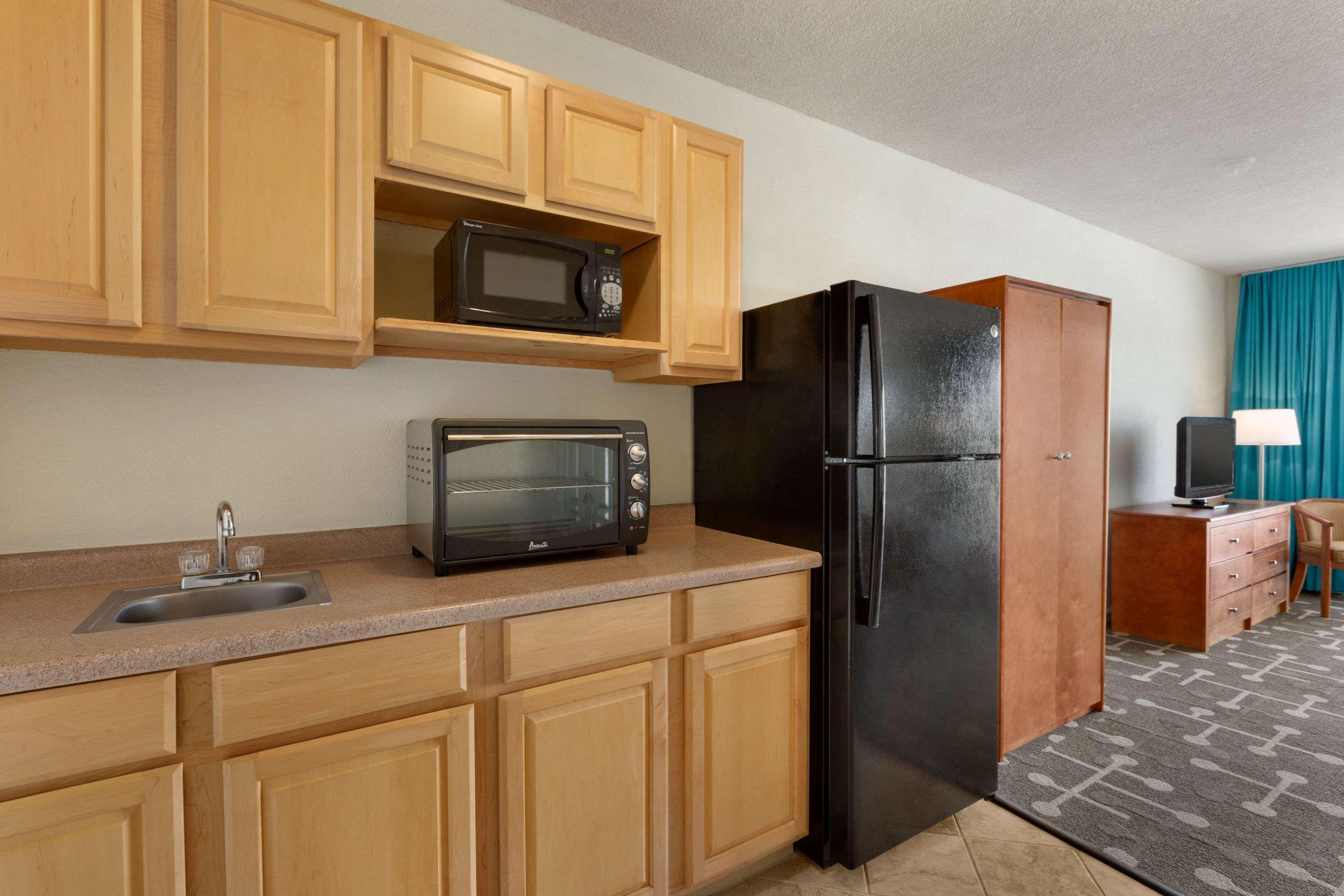 Howard Johnson By Wyndham Ocean City Oceanfront Экстерьер фото