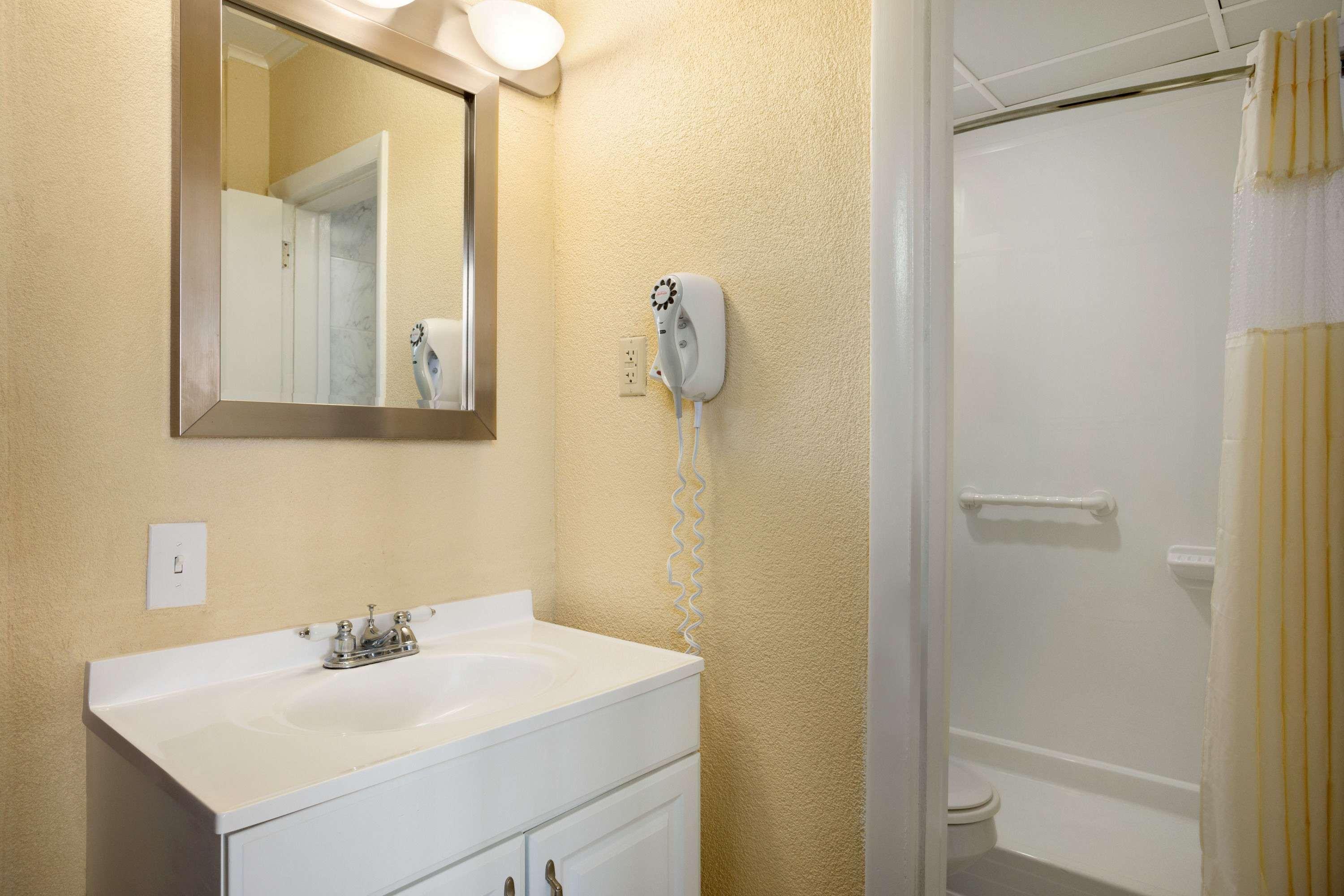 Howard Johnson By Wyndham Ocean City Oceanfront Экстерьер фото
