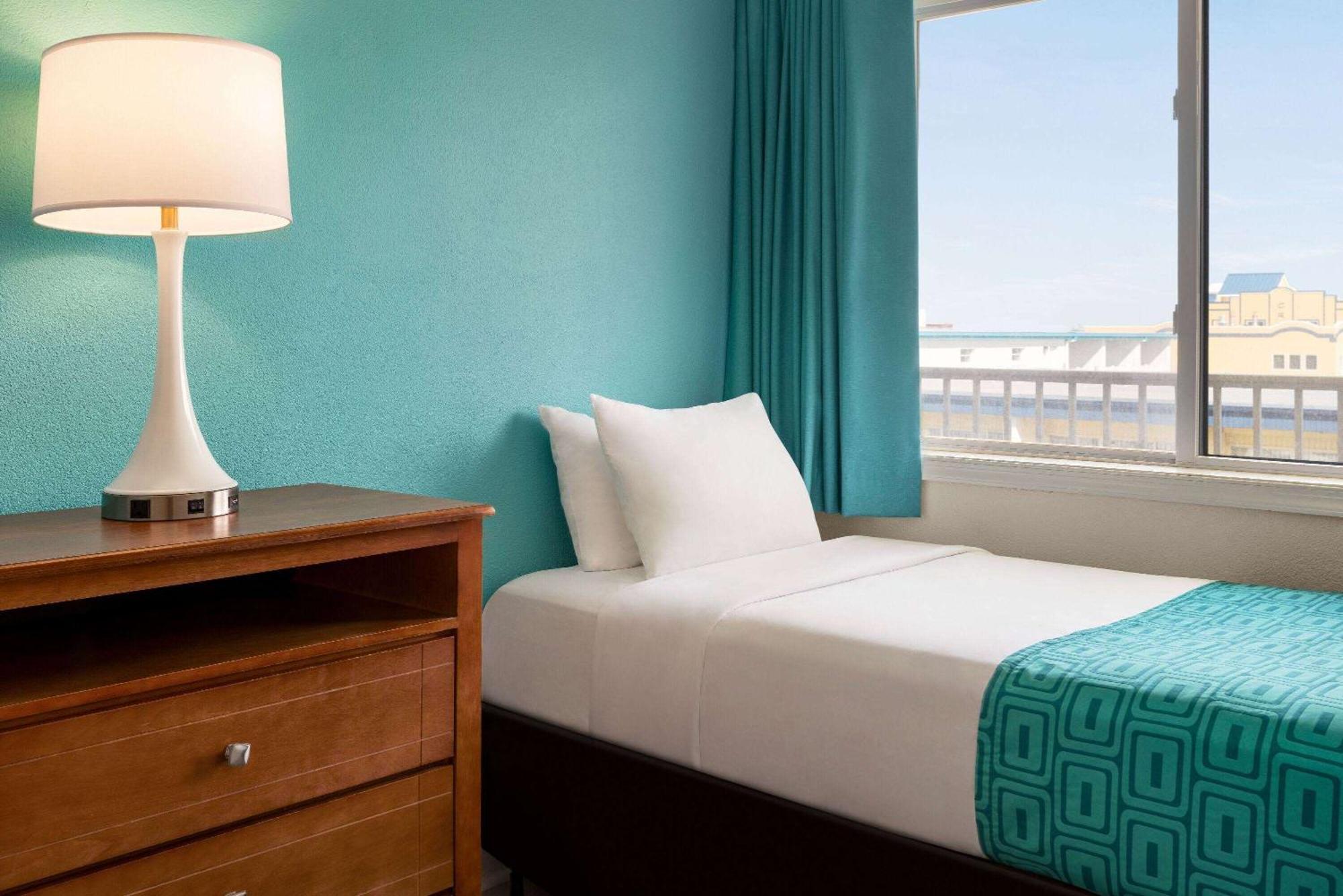 Howard Johnson By Wyndham Ocean City Oceanfront Экстерьер фото