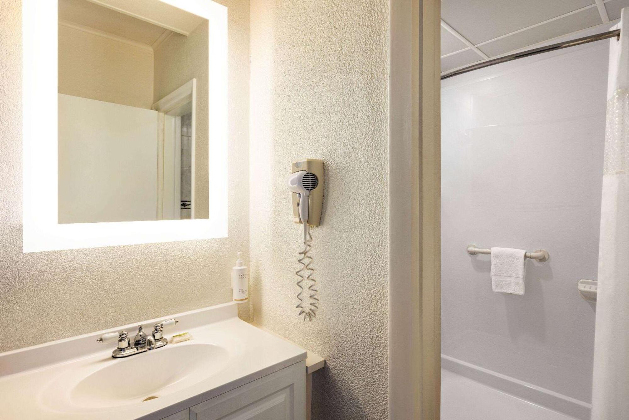 Howard Johnson By Wyndham Ocean City Oceanfront Экстерьер фото