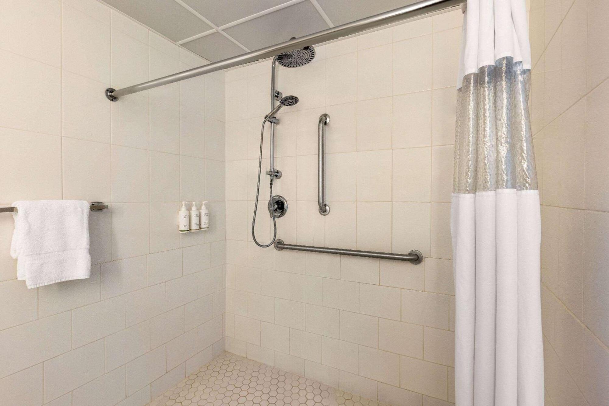 Howard Johnson By Wyndham Ocean City Oceanfront Экстерьер фото